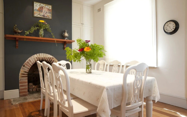 Lowena Cafe and Accommodation