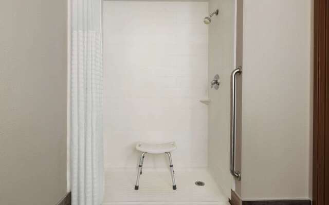 La Quinta Inn & Suites by Wyndham Lackawanna