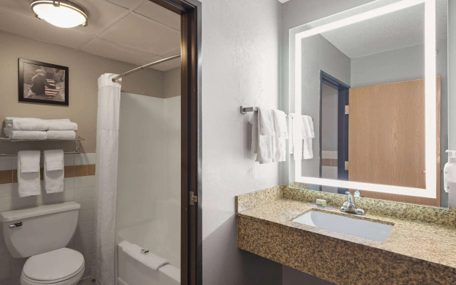 AmericInn by Wyndham Shakopee Near Canterbury Park