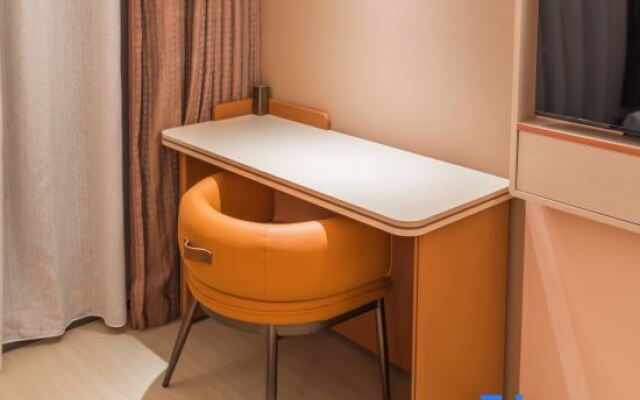 Orange Qingdao North Railway Station Hotel