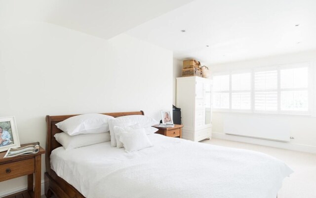 Spacious And Stylish 3BR Apartment Near Paddington.