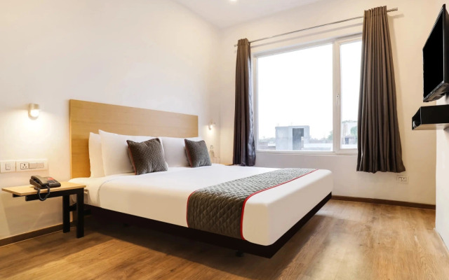 OYO Townhouse 231 Golden Avenue Road