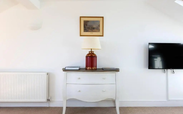 Spacious 3 bedroom flat with terrace