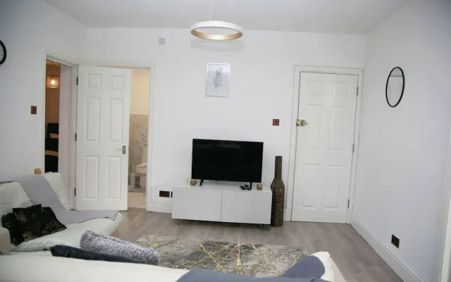 2 Bed Flat - Sleeps 3 - Wifi - Parking