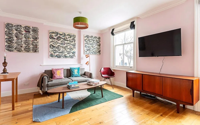 Chic Gunter Grove Flat - London Retreat