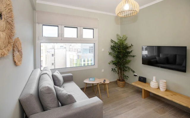 Waikiki Studio in the center by GHH