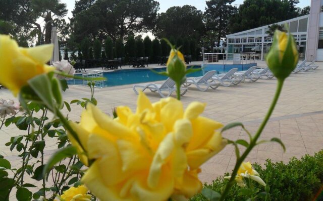 Lake Li̇fe Hotel