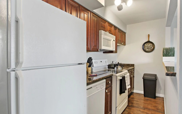 Posh 1BR Apartment in Arlington Heights
