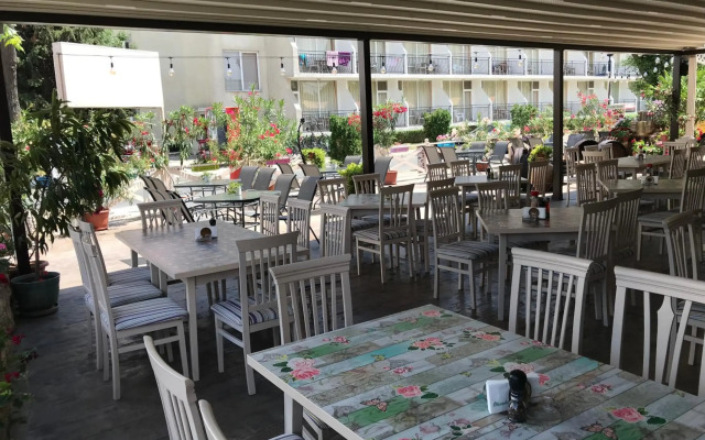 Oleander House And Tennis Club