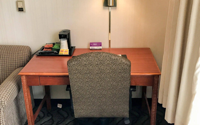 Quality Inn Toledo Airport