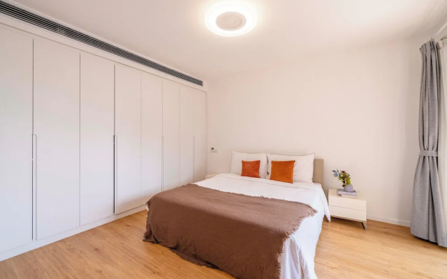 Tyms 4BR 2BA Apt Novel Garden