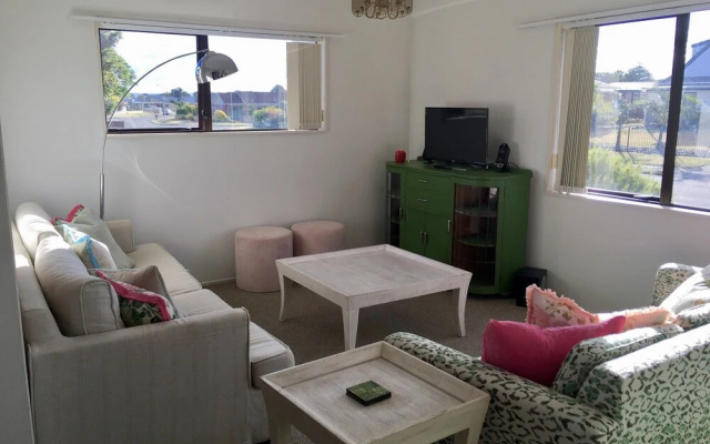 Sunny Holiday Home Near the Beach – Guest Rooms – Tauranga