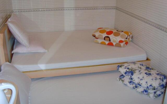 Yue Ka Guest House - 52-54 Argyle Street