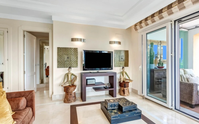 YOLO Spaces – Sotogrande  Puerto Boutique Apartment