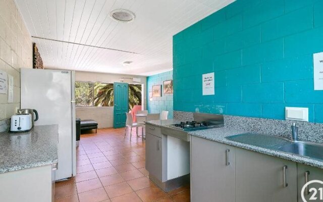 Dolphins Beach House - Hostel