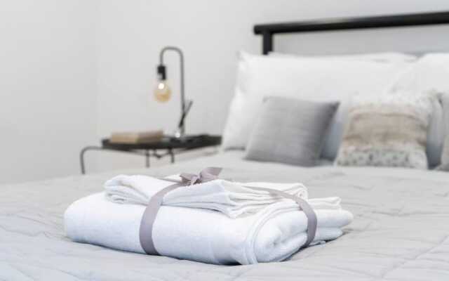 Livestay - Luxury 2bed Apartment With Free Parking