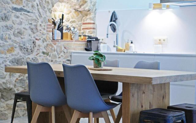 Luxe 8P dorpshuis centrum l'Escala 50m van strand