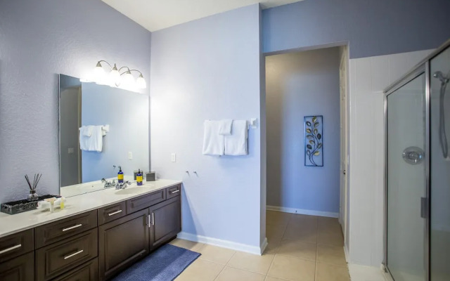 Altavista Lakeview 3 Bedroom Condo by RedAwning