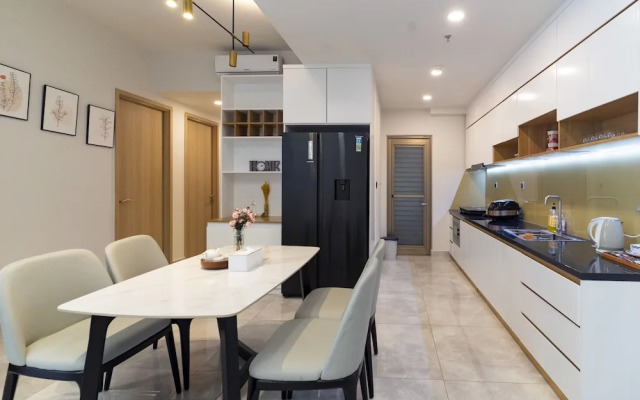 Midtown The Peak Apartment by VnHouse