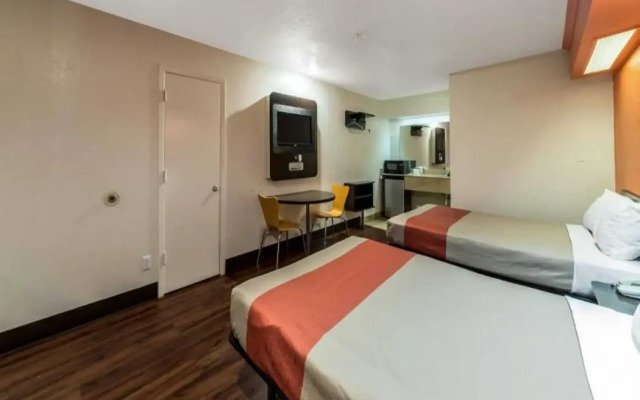 Motel 6 San Antonio, Tx - Frost Bank Center