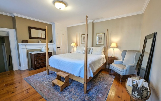 Cromwell Manor Inn