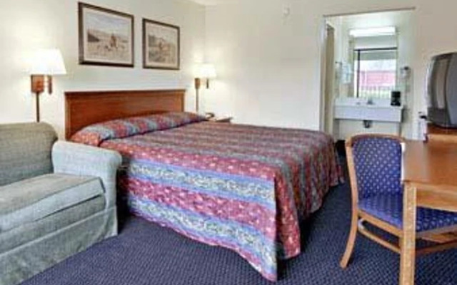 Super 8 Suwanee
