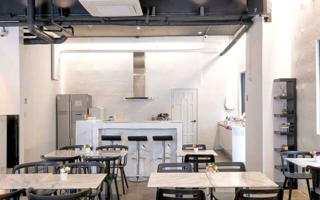 Canvas Hostel - Black