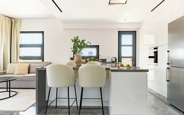 Sanders Evolution 2 - 2 Bedroom Apartment With Private Rooftop and Jacuzzi