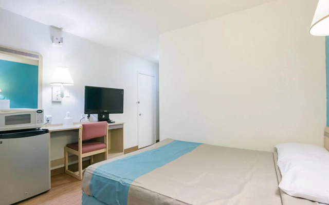 Motel 6 Rochester, MN