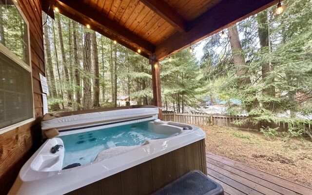 Chipmunk Lodge 2 Bedroom Home by NW Comfy Cabins by RedAwning