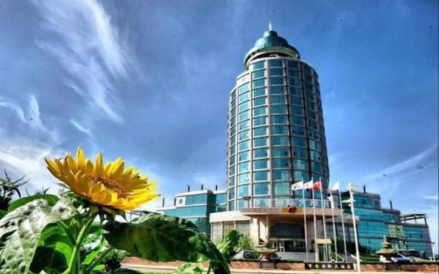 Vienna International Hotel Shandong Yantai FTA Jinshatan Xingyi Square