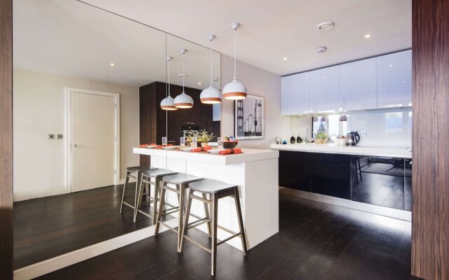 Bright Chelsea Grosvenor Waterside Apartment