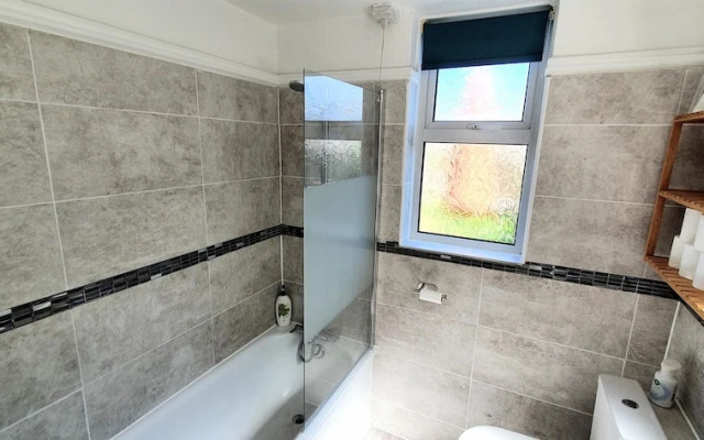 3-bed House With Superfast Wi-fi, DW Lettings 15vr