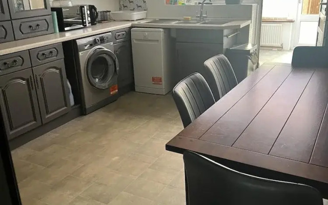 Basildon 3 Bedroom - Free Parking, Private Garden