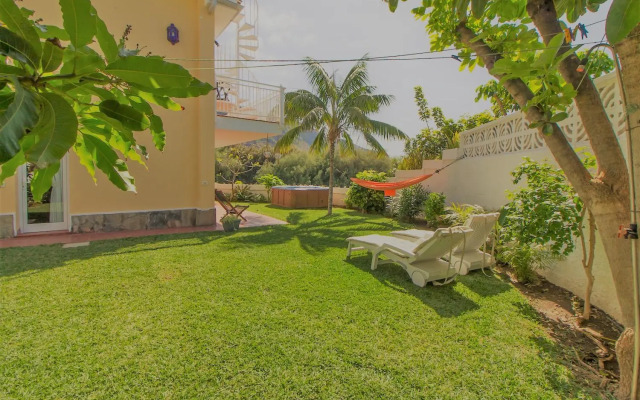 Villa in protected space in front of the sea