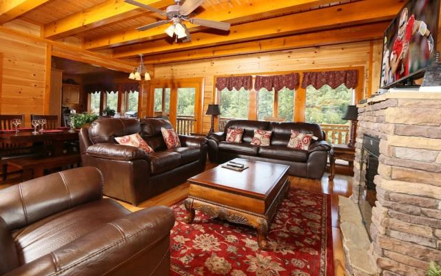 Family Valley 6 Br cabin by RedAwning
