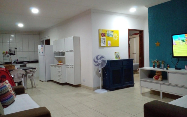 Casa confortável com churrasqueira, wifi e piscina estrutural