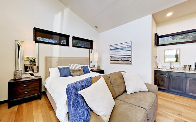 The Reserve at Lake Travis Cabin #4