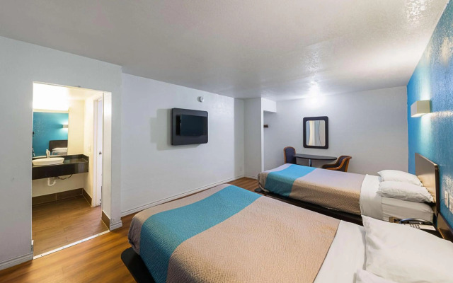 Motel 6 Grand Prairie, TX - Interstate 30