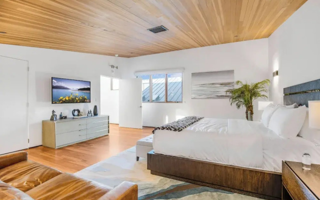 Cedar Loft Villa