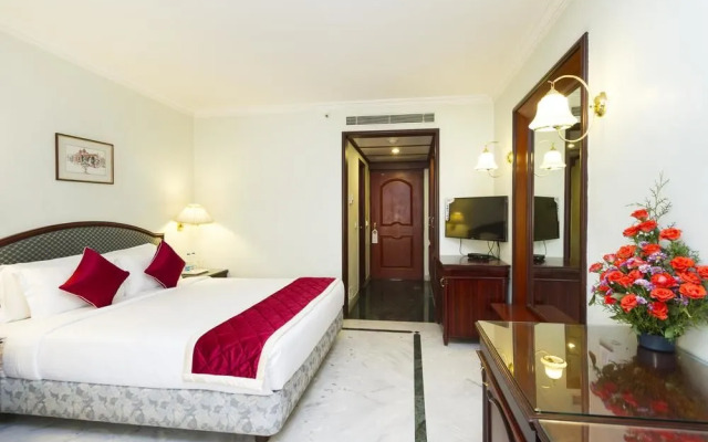 OYO Premium Majestic Freedom Park