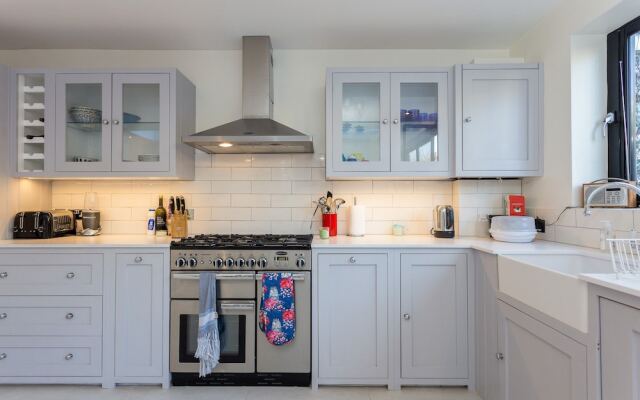 4 Bedroom Family House Near Shepherd's Bush