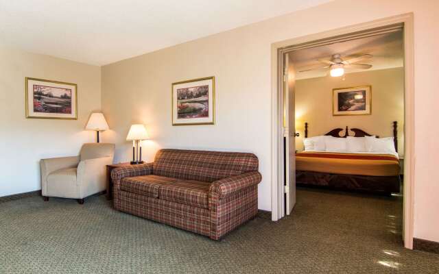 Econo Lodge Inn & Suites Conference Center
