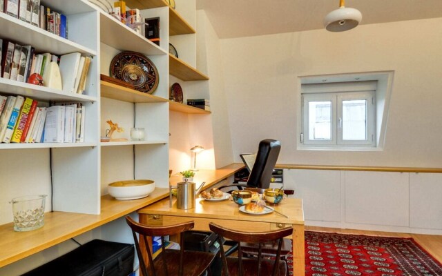 Book-lovers Abode in the 4th Arrondissement