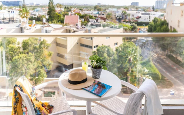 Top Tier Apartment with Swimming Pool