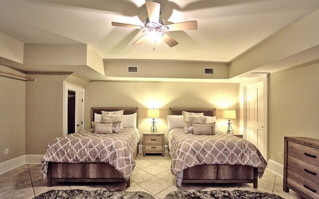 Comfy Carriage House Steps from the River