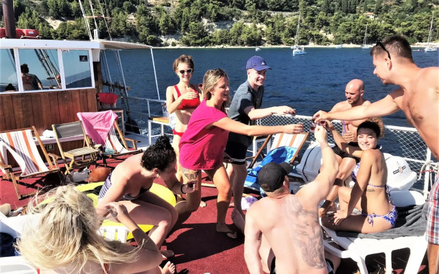 Rhythm Floating Hostel - Zadar