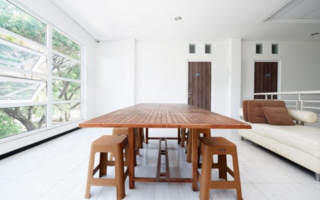 OYO 1884 Sunshine Hostel