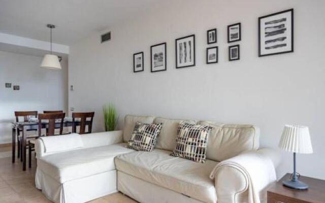 2BR poolfront family apartment WIFI and Near beach