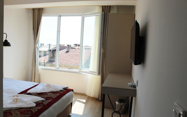 The Lola Hotel